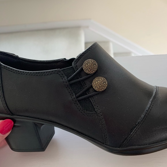 Clarks brand black shoe. - Picture 5 of 9